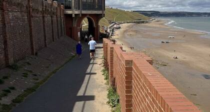 Stylish, spacious harbour-view townhouse & parking