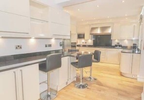 Fridge, microwave, oven, stovetop - Walworth Castle Lodge (Darlington)