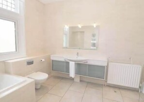 Shower, hair dryer, towels, shampoo - Walworth Castle Lodge (Darlington)
