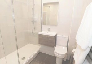 Shower, hair dryer, towels, shampoo - Walworth Castle Lodge (Darlington)