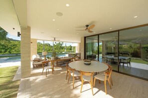 Outdoor dining - Lagunas 58 – Luxury Villa Cliff Views  Cap Cana (Punta Cana)