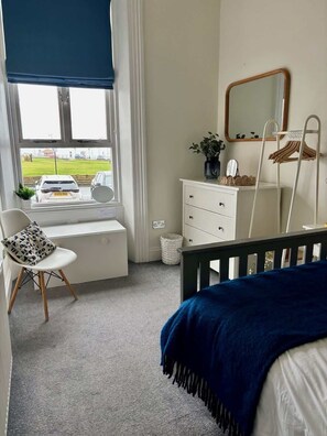 2 bedrooms, iron/ironing board, travel cot, WiFi - Dracula Seafront Dog Friendly Apartment (North Yorkshire)