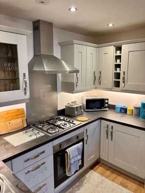 Fridge, microwave, oven, stovetop - Dracula Seafront Dog Friendly Apartment (North Yorkshire)