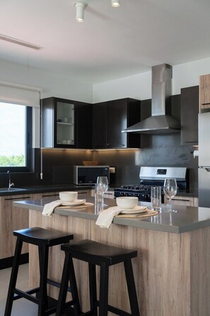 Refrigerador, microondas, horno, placa de cocina