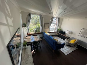 TV, offices - The Old Foundry Wallingford Apartment & Parking (Oxfordshire)