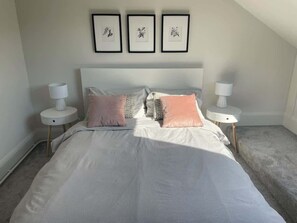 1 slaapkamer, een strijkplank/strijkijzer, reisbedje, wifi