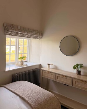 4 bedrooms, travel crib, WiFi, bed sheets - Wentworth Idyllic Character Cottage, Baydon Estate (Baydon)