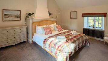 4 bedrooms, iron/ironing board, travel cot, WiFi