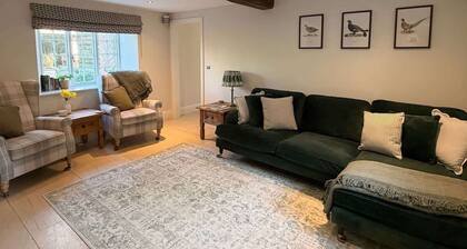 Wentworth Idyllic Character Cottage, Baydon Estate