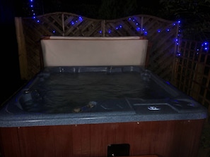 Outdoor spa tub - Walworth Castle Cottage (Darlington)