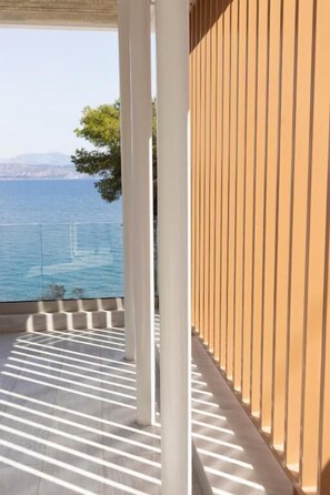 Familien-Vierbettzimmer, Balkon, Meerblick | Unterkunftsgelände