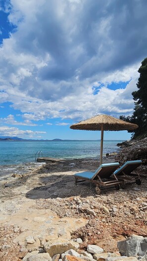 Private beach, black sand, sun loungers, beach umbrellas - Anavalos (North Kynouria)
