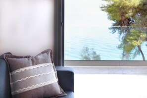 Familien-Vierbettzimmer, Balkon, Meerblick | Wohnbereich