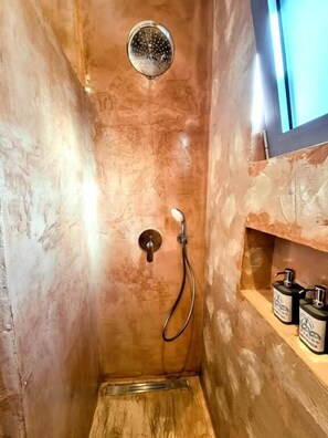 Perhehuoneisto, 2 makuuhuonetta, parveke, merinäköala | Kylpyhuone