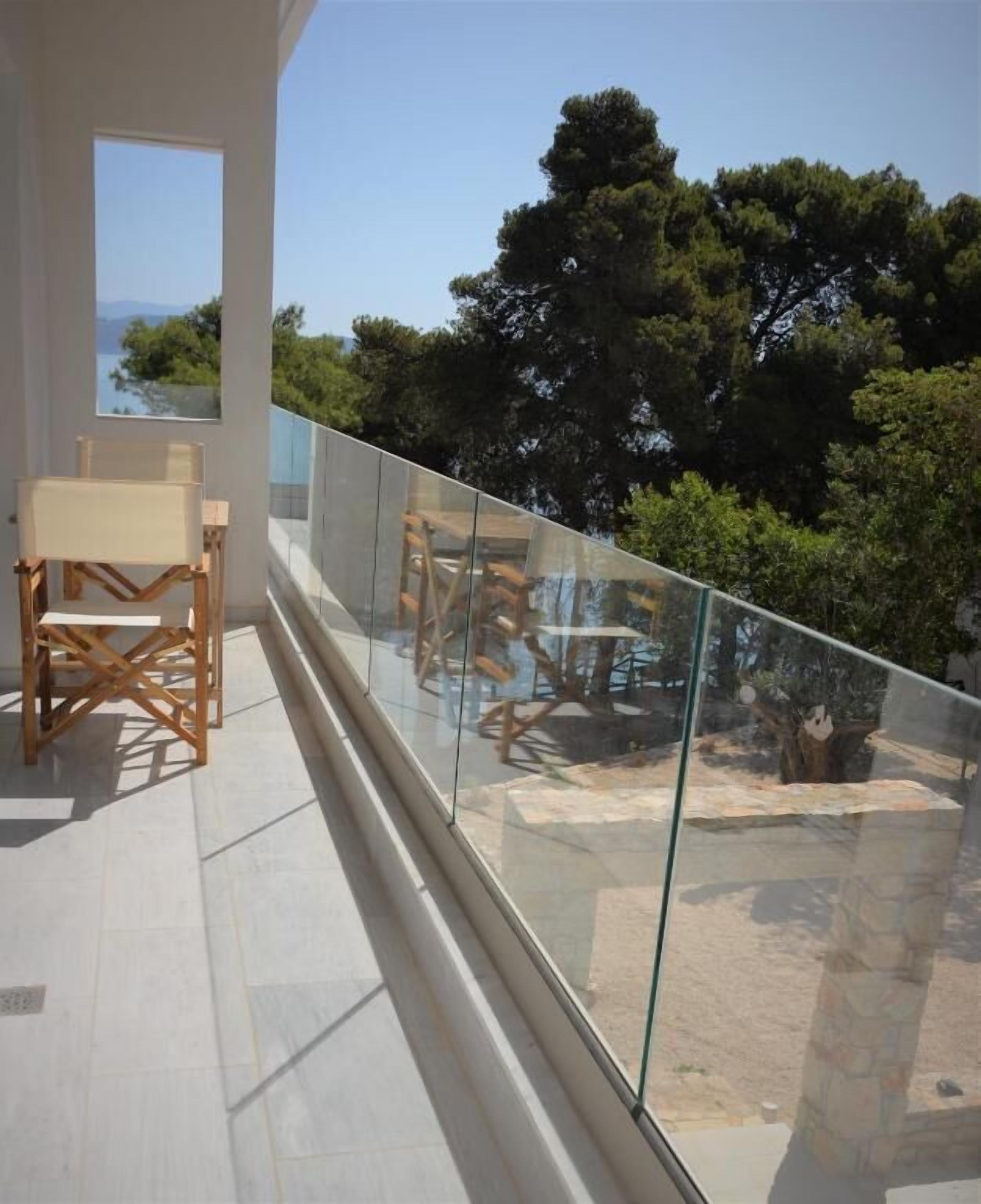 Kahden hengen deluxe-huone, parveke, osittainen merinäköala | Ulkoruokailutilat