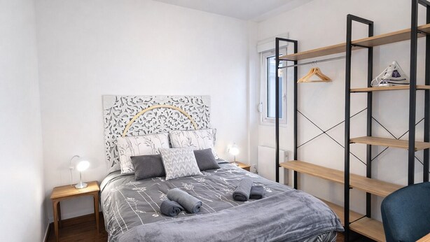A bedroom with a bed, bedside tables, a headboard, a wardrobe, and a desk. - Parenthèse Urbaine in Armentières (Armentières)