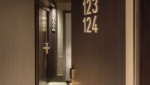 A hallway with doors labeled 123 and 124. - B&B HOTEL Madrid Vallecas Ensanche (Madrid)
