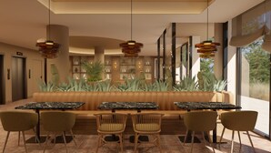 Een modern interieur met een zithoek, tafels en hangende lampen.