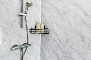 Towels, soap, toilet paper - Modern Gem in the heart of Nottingham City Centre (Nottingham)