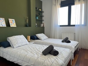 3 chambres, fer et planche à repasser, Wi-Fi, draps fournis
