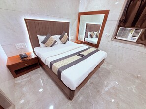 Deluxe Double Room, City View | Free WiFi - ShivSagar Residency Zaveri Bazaar (Mumbai)
