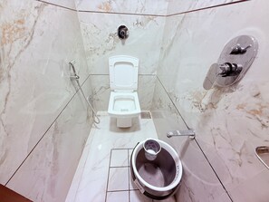 Shower, towels, soap, shampoo - ShivSagar Residency Zaveri Bazaar (Mumbai)