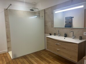 Shower, hair dryer, towels, soap - House with swimming pool, air-conditioned, 150 m from the center of Lourmarin (Lourmarin)