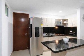Microwave, stovetop, coffee/tea maker, cookware/dishes/utensils - Ocean Front Condo - Modern & Comfortable (Cartagena de Indias)
