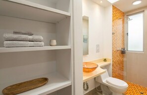 Hair dryer, towels, soap, toilet paper - Ocean Front Condo - Modern & Comfortable (Cartagena de Indias)
