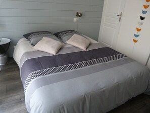 Room - Guest Room "La Chambre Aux Oiseaux" with Private Terrace, Wi-Fi and Air Conditioning (Cayriech)