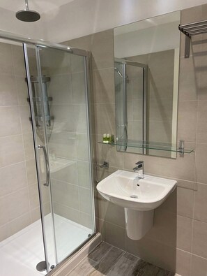 Dusche, Haartrockner, Handtücher, Seife