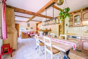 Dining - Gîte "Gîte de La Pieviche" with Mountain View, Wi-Fi, and Air Conditioning (on request) (Provenchères-et-Colroy)