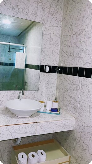 Bathroom - Cozy entire apartment for two people, well located with garage. (Belém)