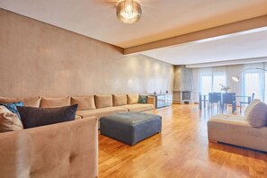 TV - Heart of Bourgogne | Spacious 3-Bed Unit + Parking (Casablanca)