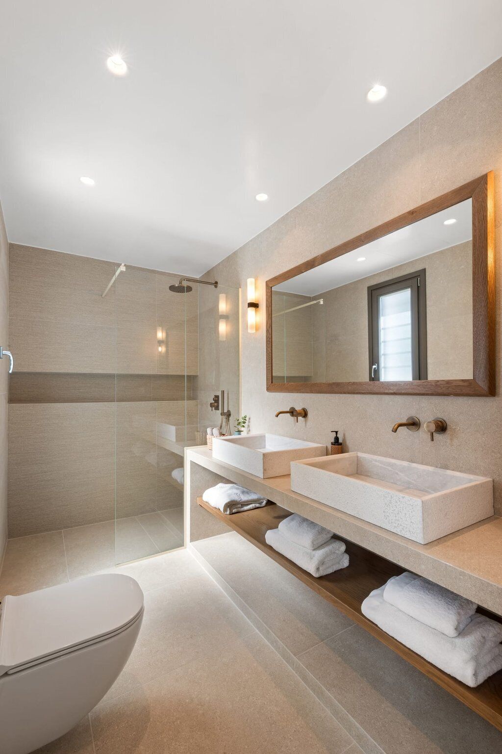 Een douche, handdoeken, zeep, shampoo