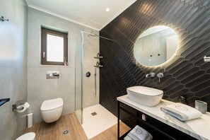 Douche, serviettes fournies, savon, shampoing