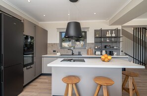 Réfrigérateur, four, plaque de cuisson, lave-vaisselle