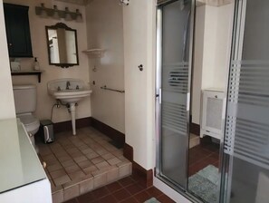 Shower, hair dryer, towels, soap - Peaceful Country Manor Close to Kenyon and Mt. Vernon (Gambier)