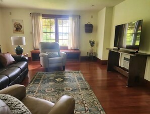 Living area - Peaceful Country Manor Close to Kenyon and Mt. Vernon (Gambier)