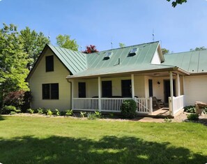 Exterior - Peaceful Country Manor Close to Kenyon and Mt. Vernon (Gambier)