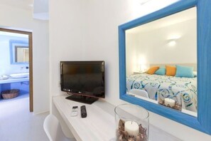 2 bedrooms, in-room safe, iron/ironing board, travel cot - Villa Solaryth, Divine Sea Views, Private Pool, Furnished Terrace, Santorini (Santorini)