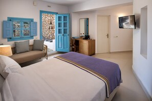 1 bedroom, in-room safe, iron/ironing board, travel cot - Villa Vireon, Calming Garden Views, Private Hot Tub, Furnished Terrace,. (Santorini)