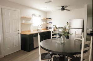 Mikrovågsugn, ugn, spishäll och diskmaskin