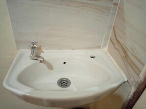 Deluxe Double Room | Bathroom | Shower, free toiletries, slippers, towels - Tulivu Inn-Kaloleni (Kaloleni)