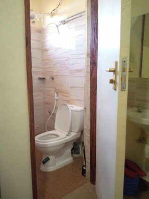 Deluxe Double Room | Bathroom - Tulivu Inn-Kaloleni (Kaloleni)