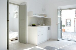 1 bedroom, in-room safe, iron/ironing board, travel cot - Villa Skylune, Divine Sea Views, Furnished Terrace, Pyrgos (Santorini)