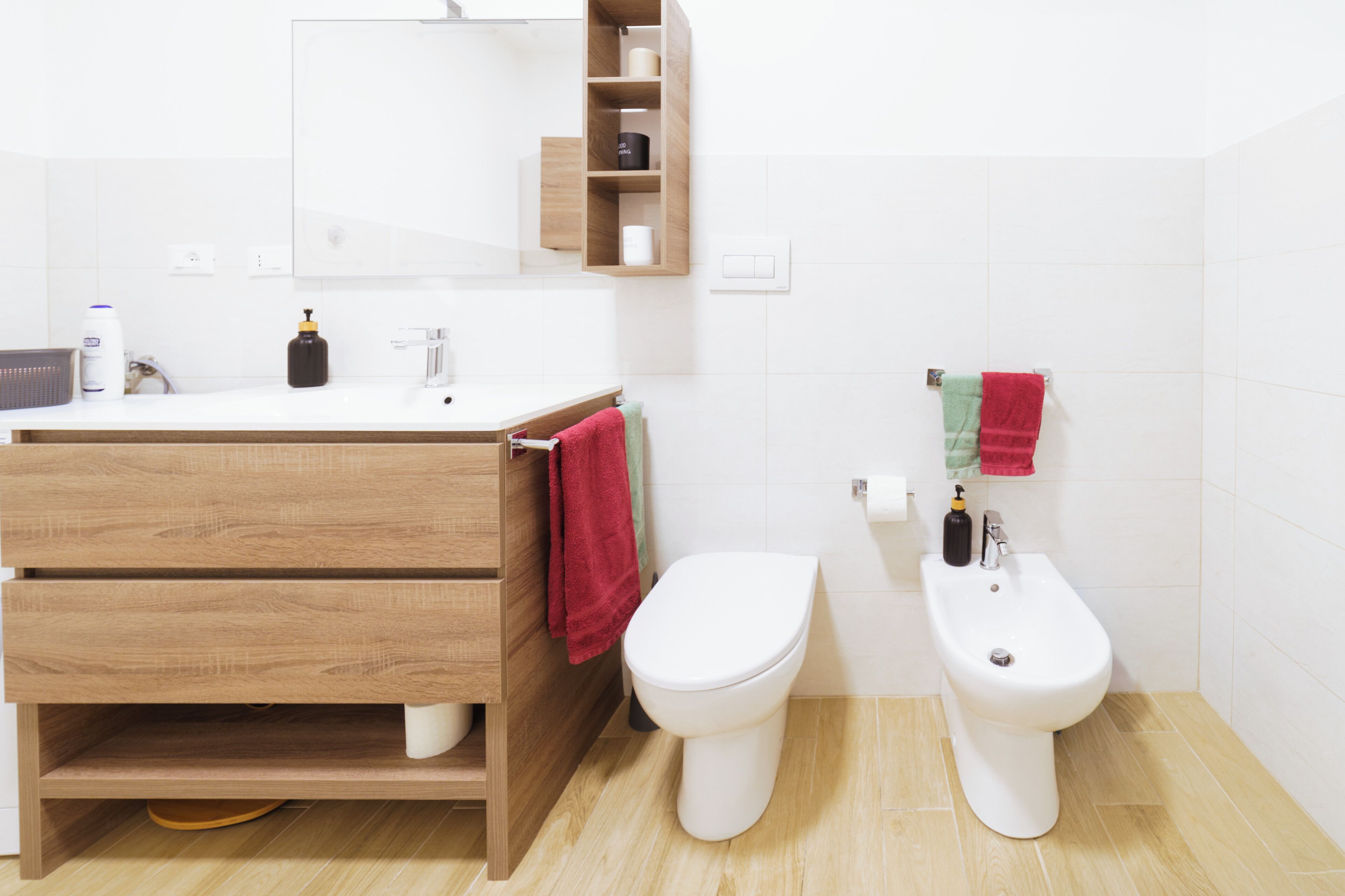 Douche, sèche-cheveux, bidet, serviettes fournies