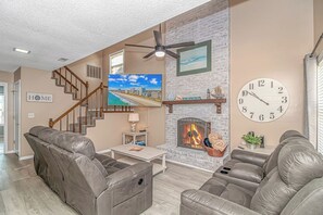 Living area - NEW Family Oasis w Dual King Suites Near the Ocean (North Myrtle Beach)