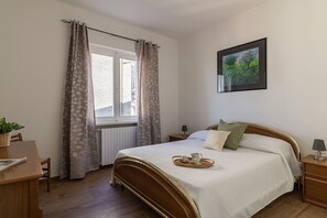 2 bedrooms, free WiFi, bed sheets - Casa Marianna by Theater Home - located in the heart of Tignale with a marvellous lake view (Tignale)