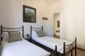 2 bedrooms, free WiFi, bed sheets - Casa Marianna by Theater Home - located in the heart of Tignale with a marvellous lake view (Tignale)